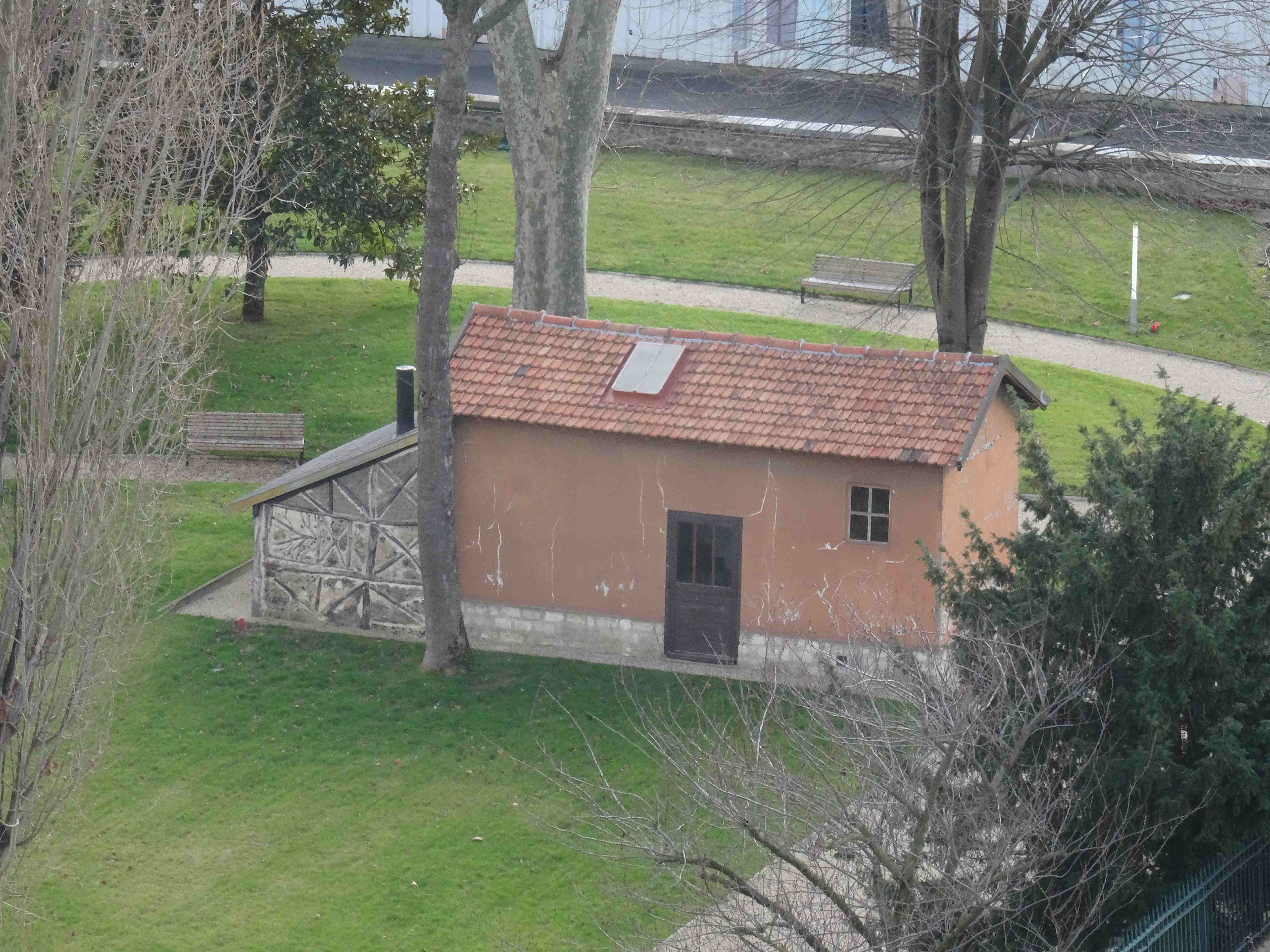 La cabane dans le jardin du bâtiment Dreyfus