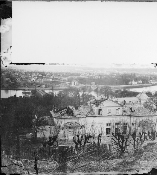 Hippolyte Blancard_Sèvres-Pavillon de Breteuil, quartier général des prussiens incendié par l'armée française-1871