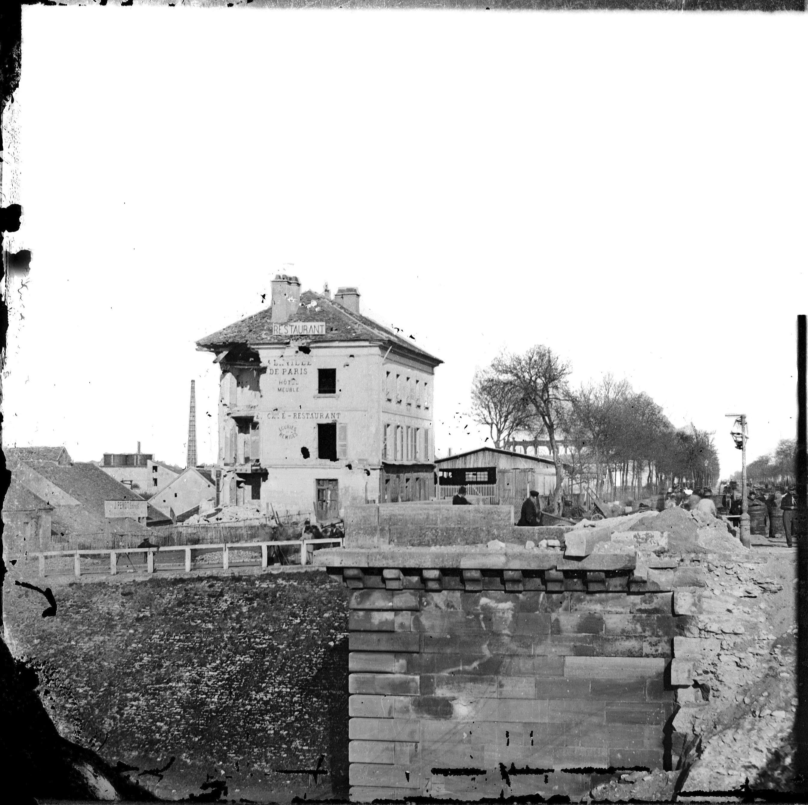 Pont de Sèvres et hotel du Parlementaire bombardé par la redoute prussienne de Breteuil-1871