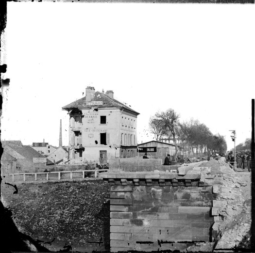 Pont de Sèvres et hotel du Parlementaire bombardé par la redoute prussienne de Breteuil-1871