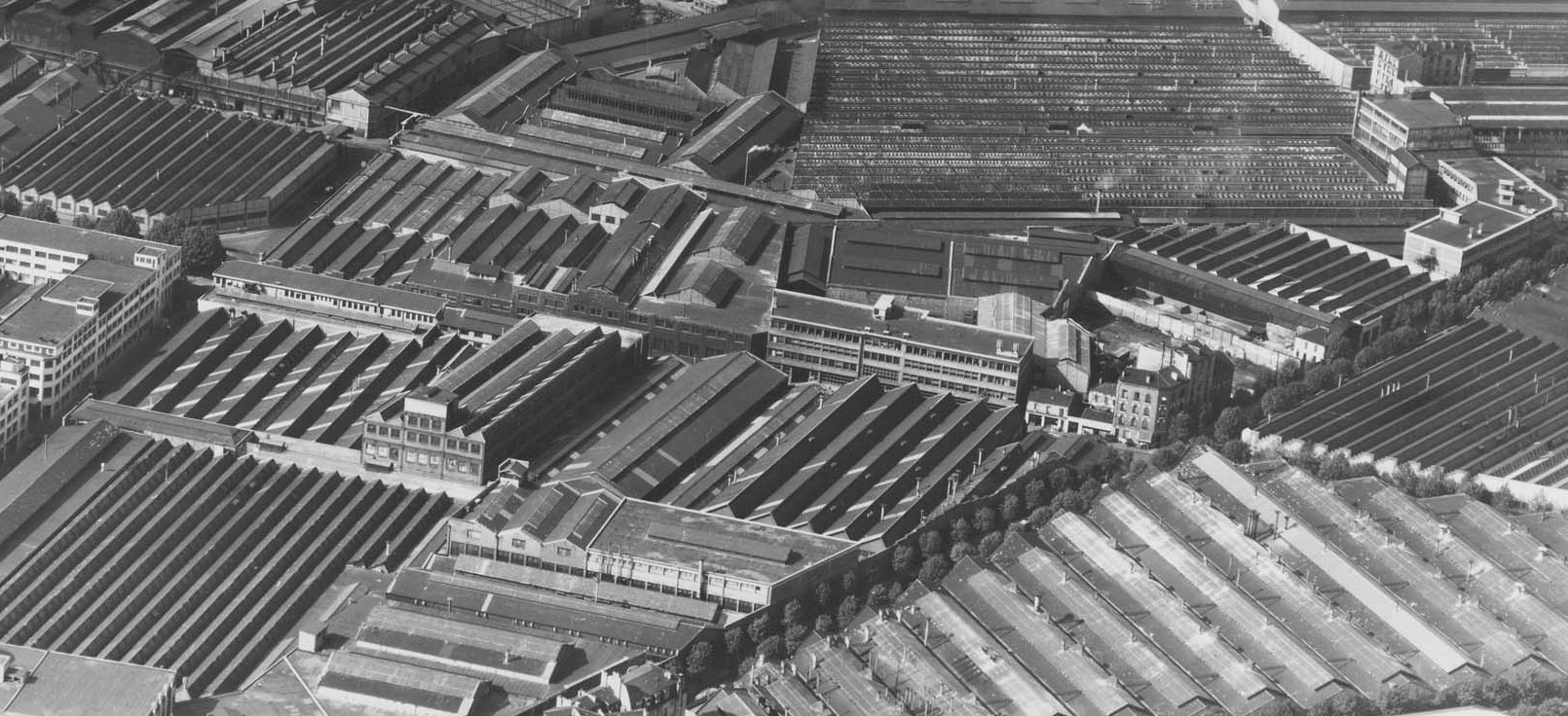 Le "village gaulois" photo 1962env Roger Henrard. Un bloc de maisons isolé au milieu de l'usine.