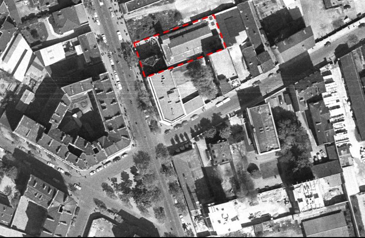 L'Eglise en bois en 1960. La place de Solferino est visible en bas.