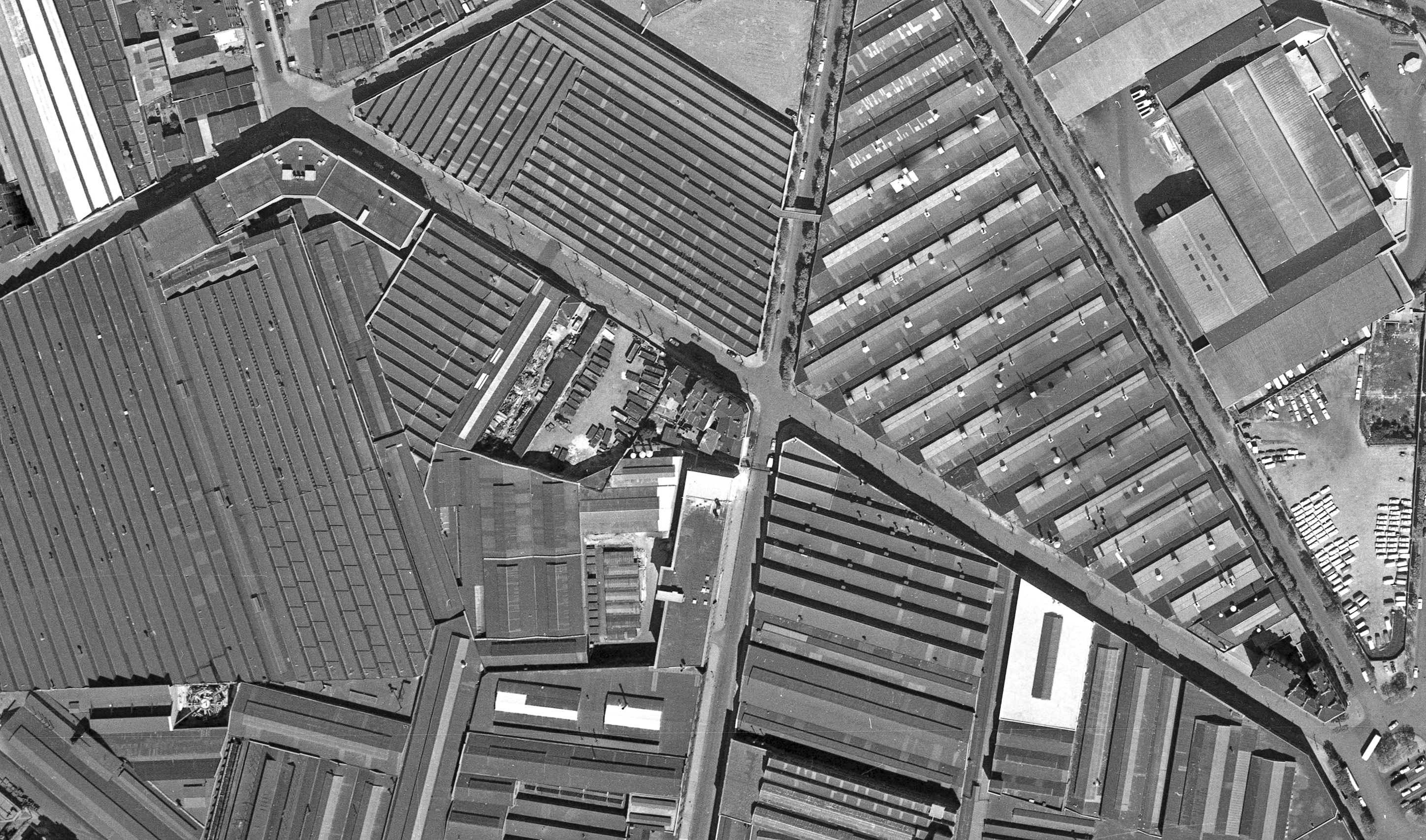 Le village gaulois, perdu au milieu des toitures.