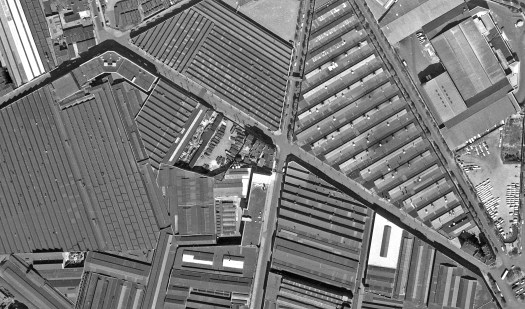 Le village gaulois, perdu au milieu des toitures.