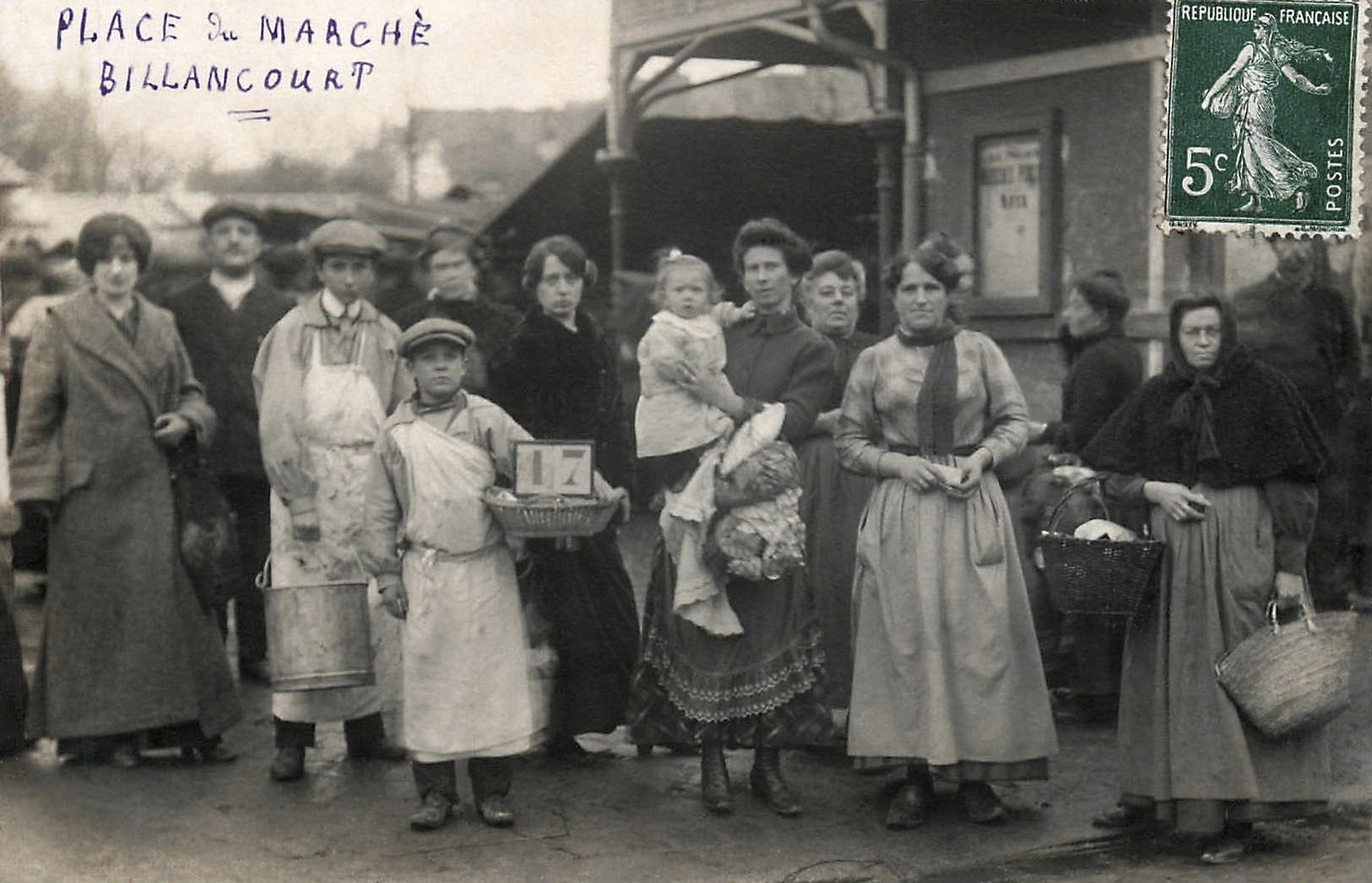 Photo 17 - Photo de groupe à l'entrée principale du marché