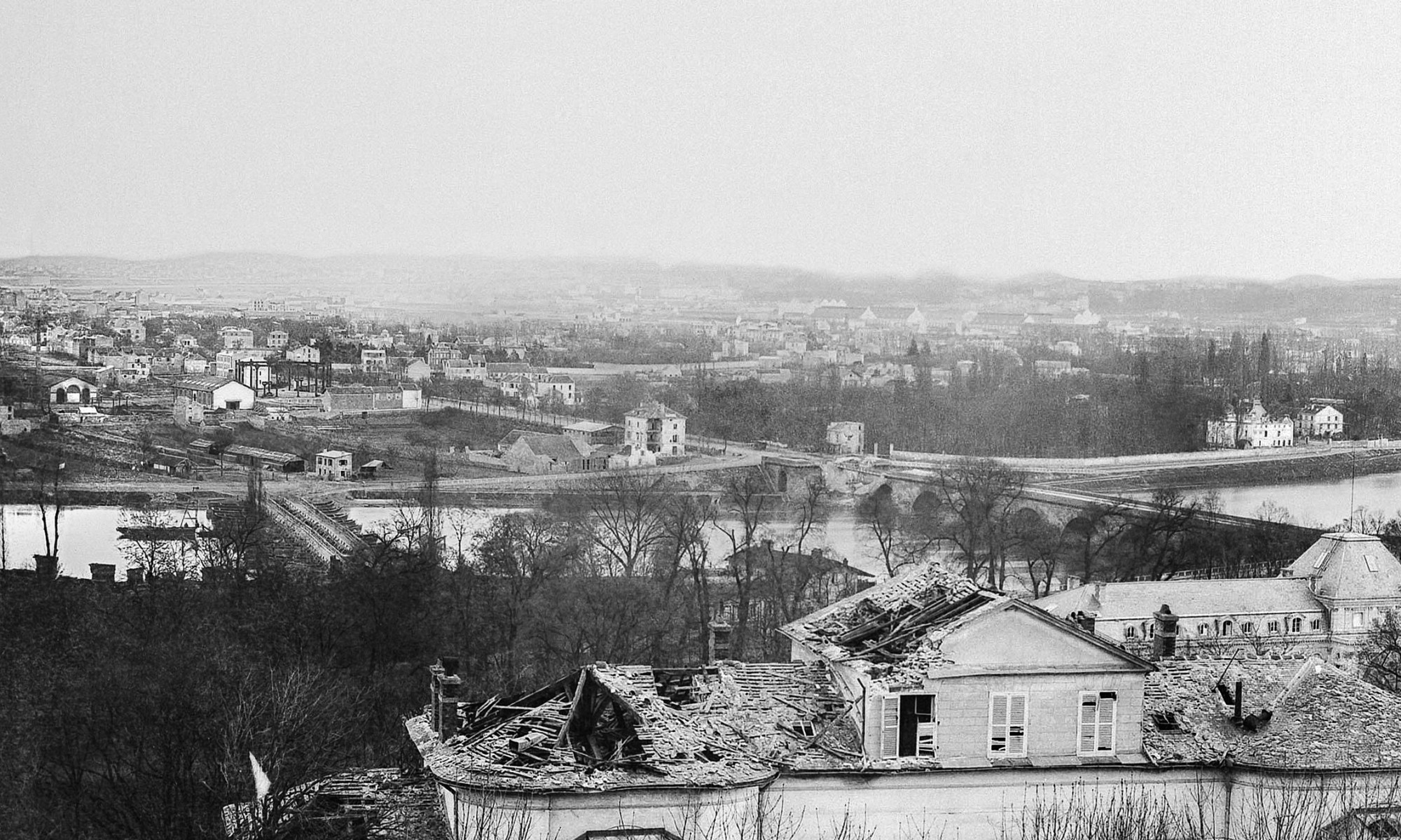 Hippolyte Blancard _Sèvres-Pavillon de Breteuil, quartier général des prussiens incendié par l'armée française-1871-pano