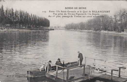 Vue de la pointe amont. Un ponton pour desservir le tir au pigeons.