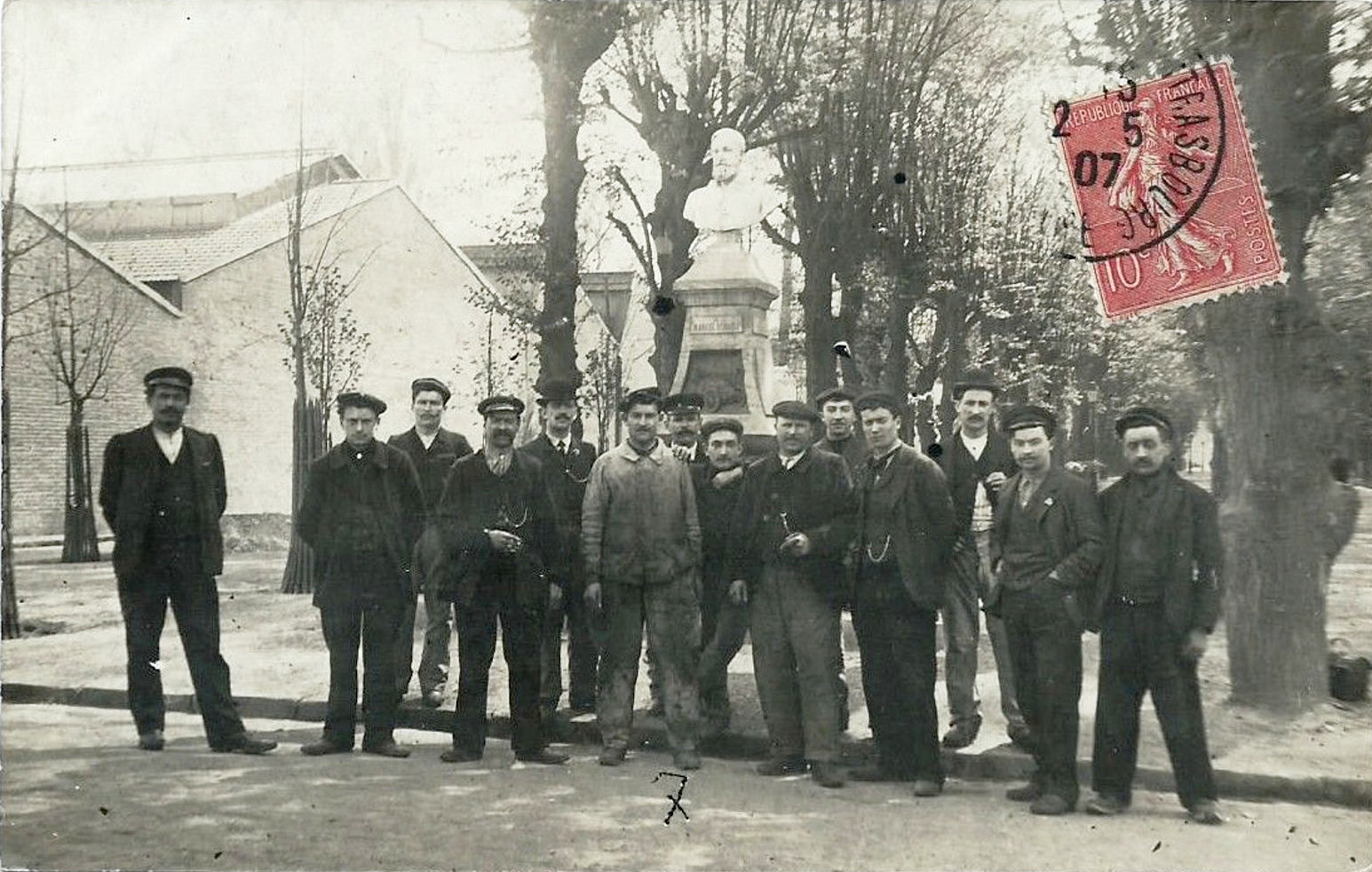 Rue du Cours buste Renault