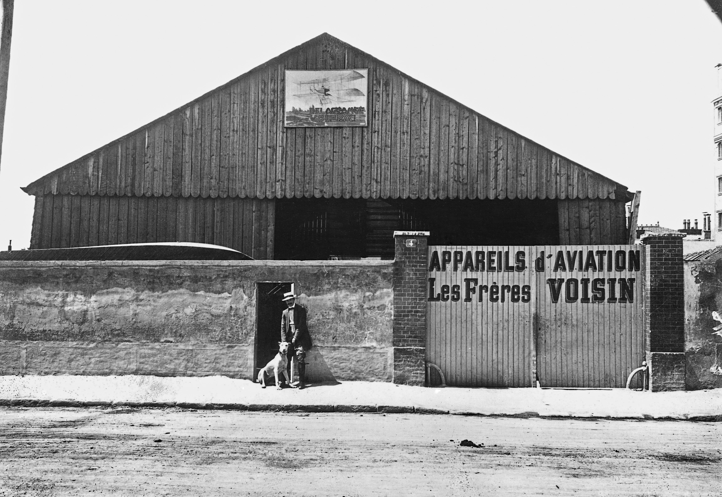 Charles Voisin et le chien Stop, 4 rue de la ferme à Billancourt. Archives municipales de Boulogne-Billancourt