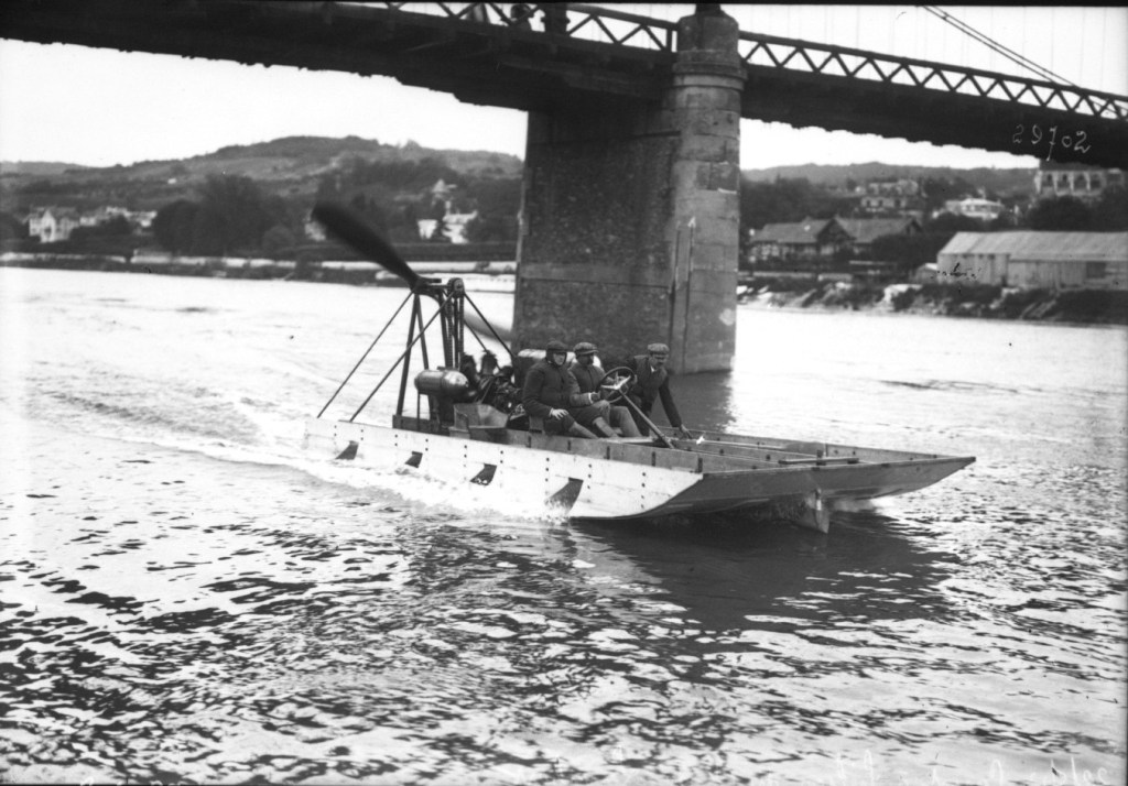 22-5-13_Triel_canot_à_hélice_[...]Agence_Rol_btv1b6925232m_1