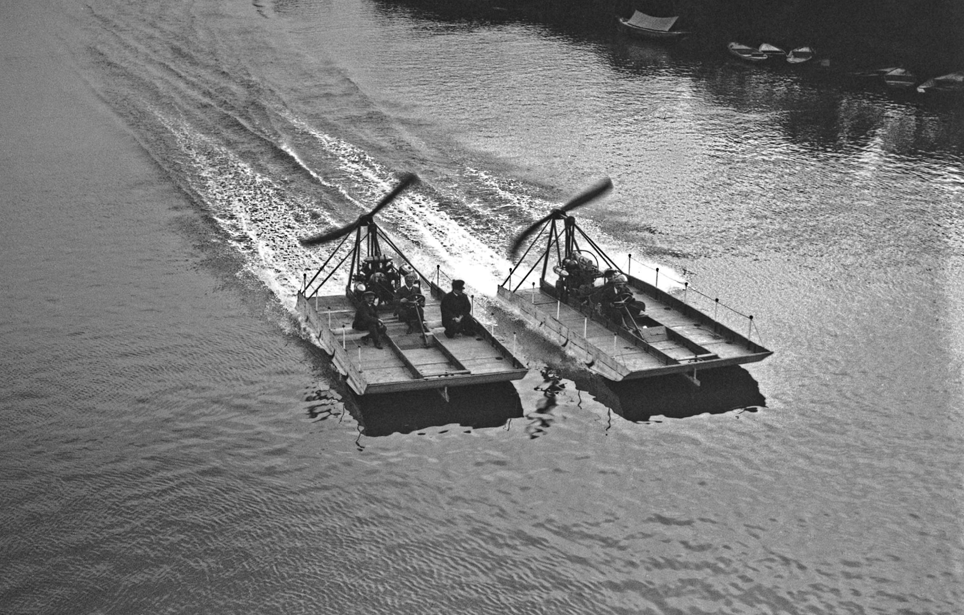 Essais d'hydroglisseurs-Comte de Lambert_Triel-sur-Seine_11-10-1913 - Agence Rol_BNF