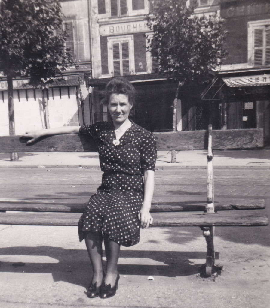 1944 17 septembre mère d'Emilia Place Nationale cropped