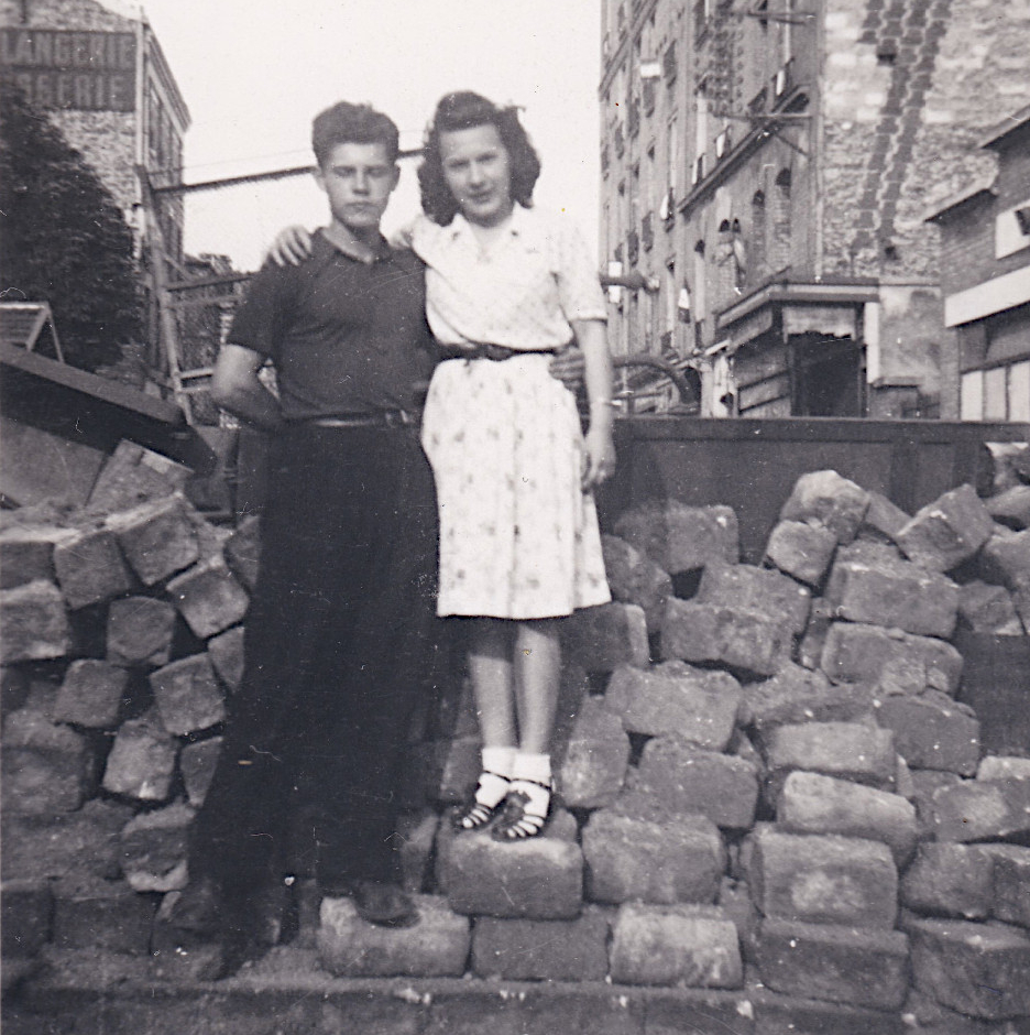 1944 26 août Barricade rue du Point du Jour Emilia et Georges François Cropped