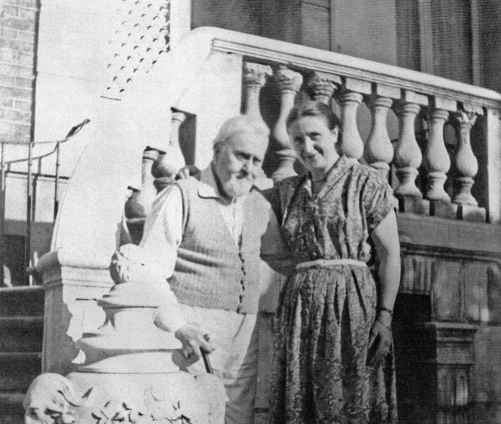 Charles Fano et Louise Pleskoff devant le perron