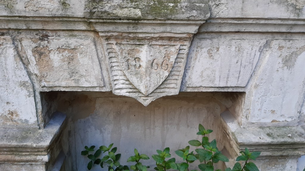 perron portant la date de construction