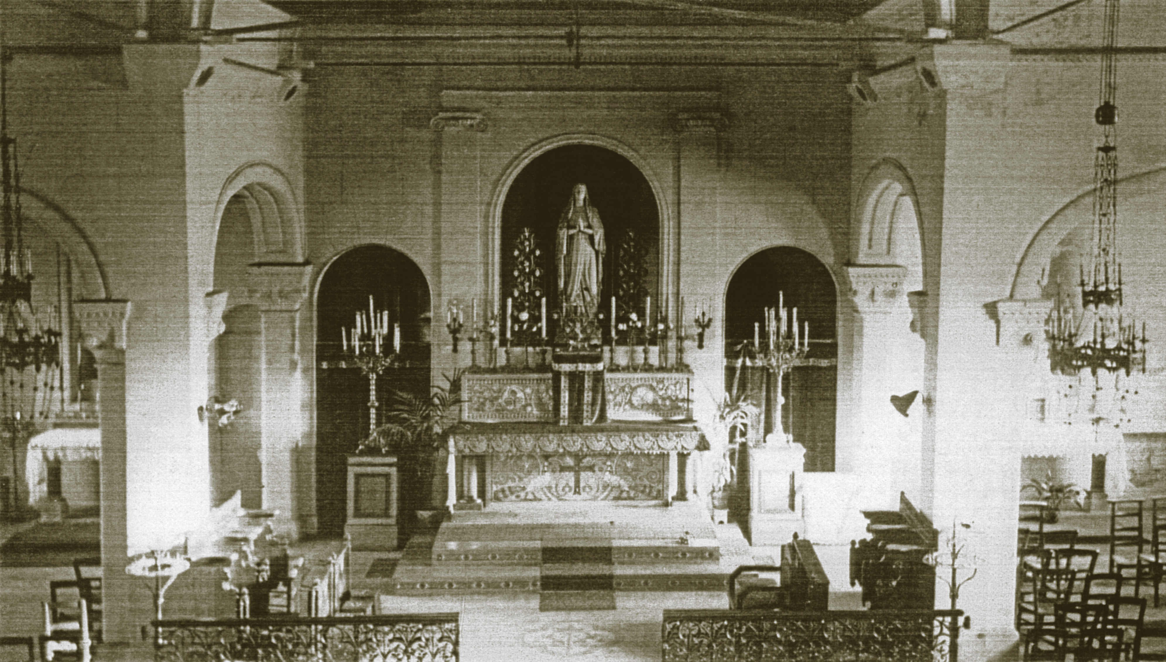 Le chœur avec les chapelles Saint-Joseph (à gauche) et de la Sainte Vierge (à droite). Archives de BB.