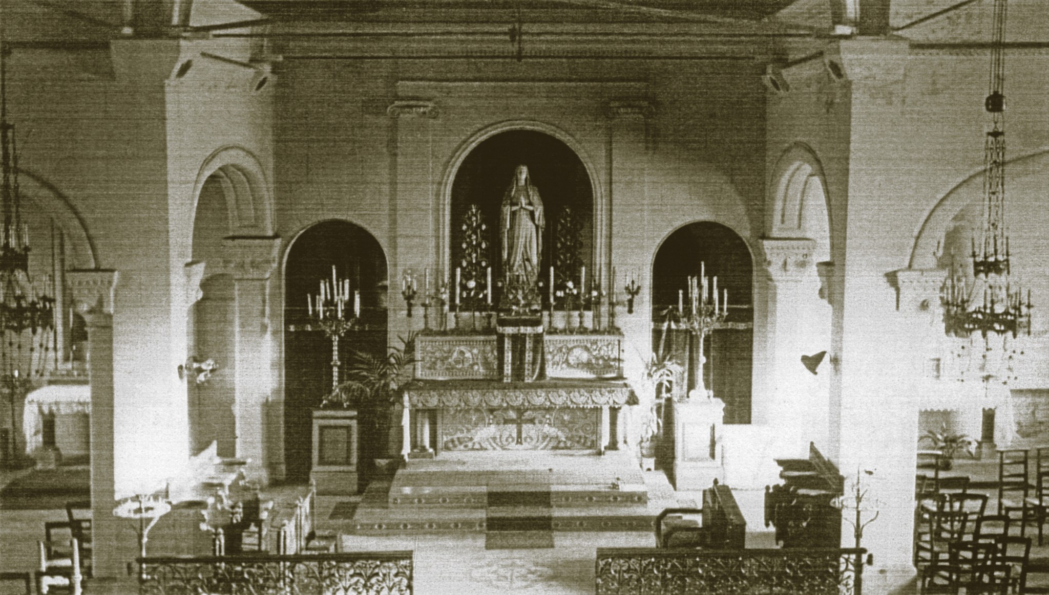 Le chœur avec les chapelles Saint-Joseph (à gauche) et de la Sainte Vierge (à droite). Archives de BB.