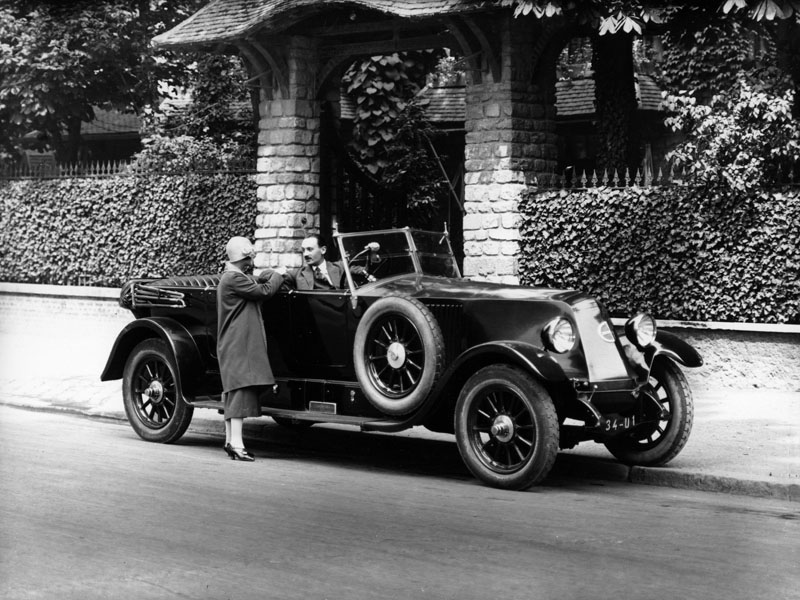 Renault torpedo 18cv devant le select