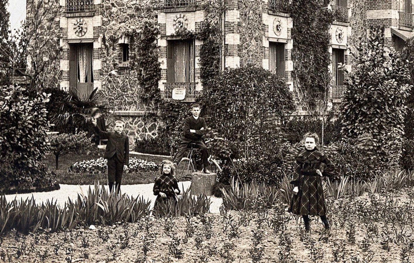 Rue de St Cloud Villa Flora enfants Orève AMD