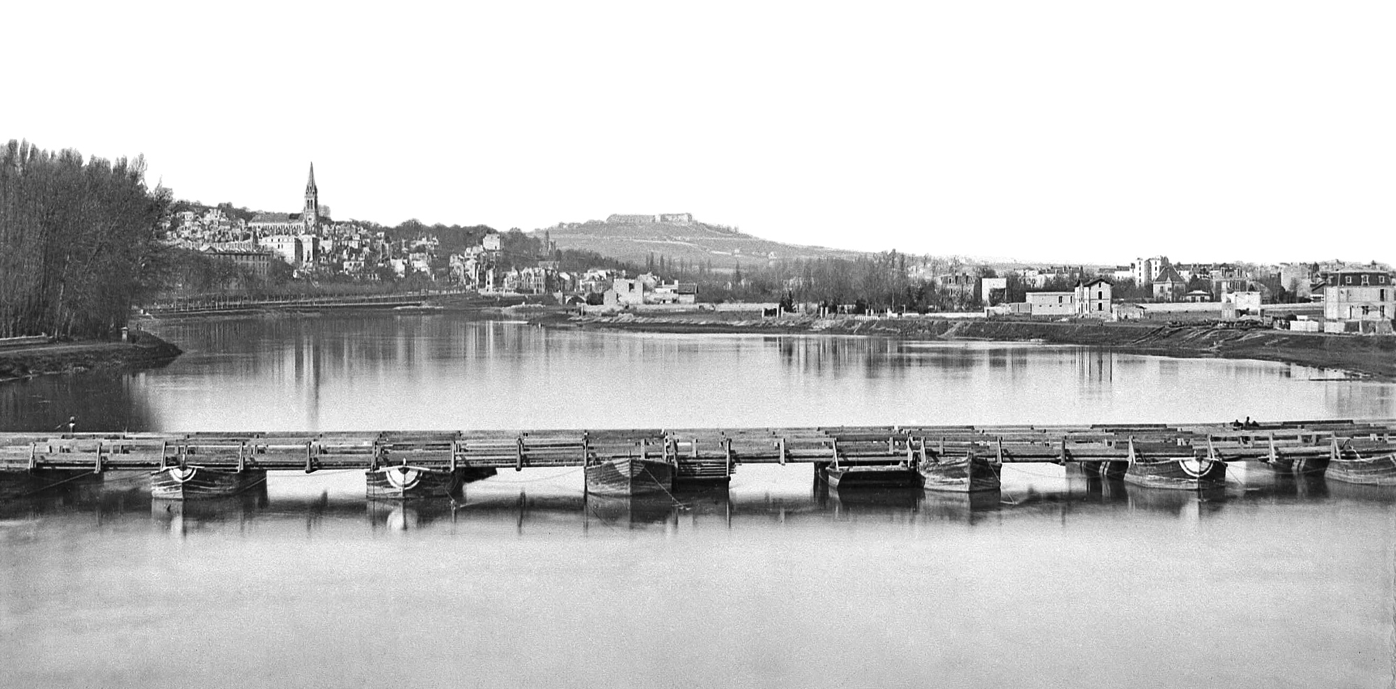 Hippolyte Blancard, en 1871. En arrière plan, St Cloud et le Mont Valérien _ BNF