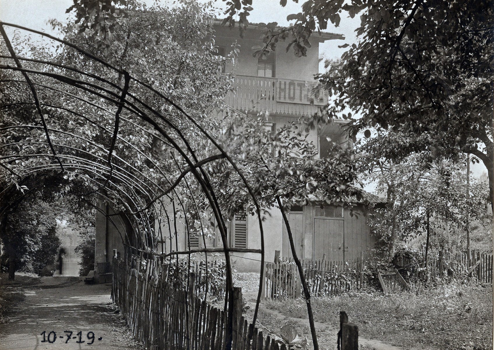 Ile Seguin ancien restaurant Sarreste 1919 Renault Histoire