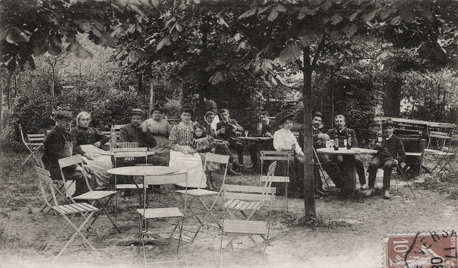 Un restaurant sous les arbres