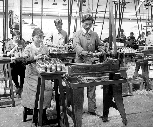 Dans une usine d'armement - Roger Violet