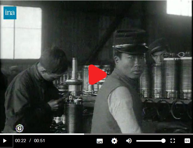 Ouvrier annamite dans une usine d'aviation INA