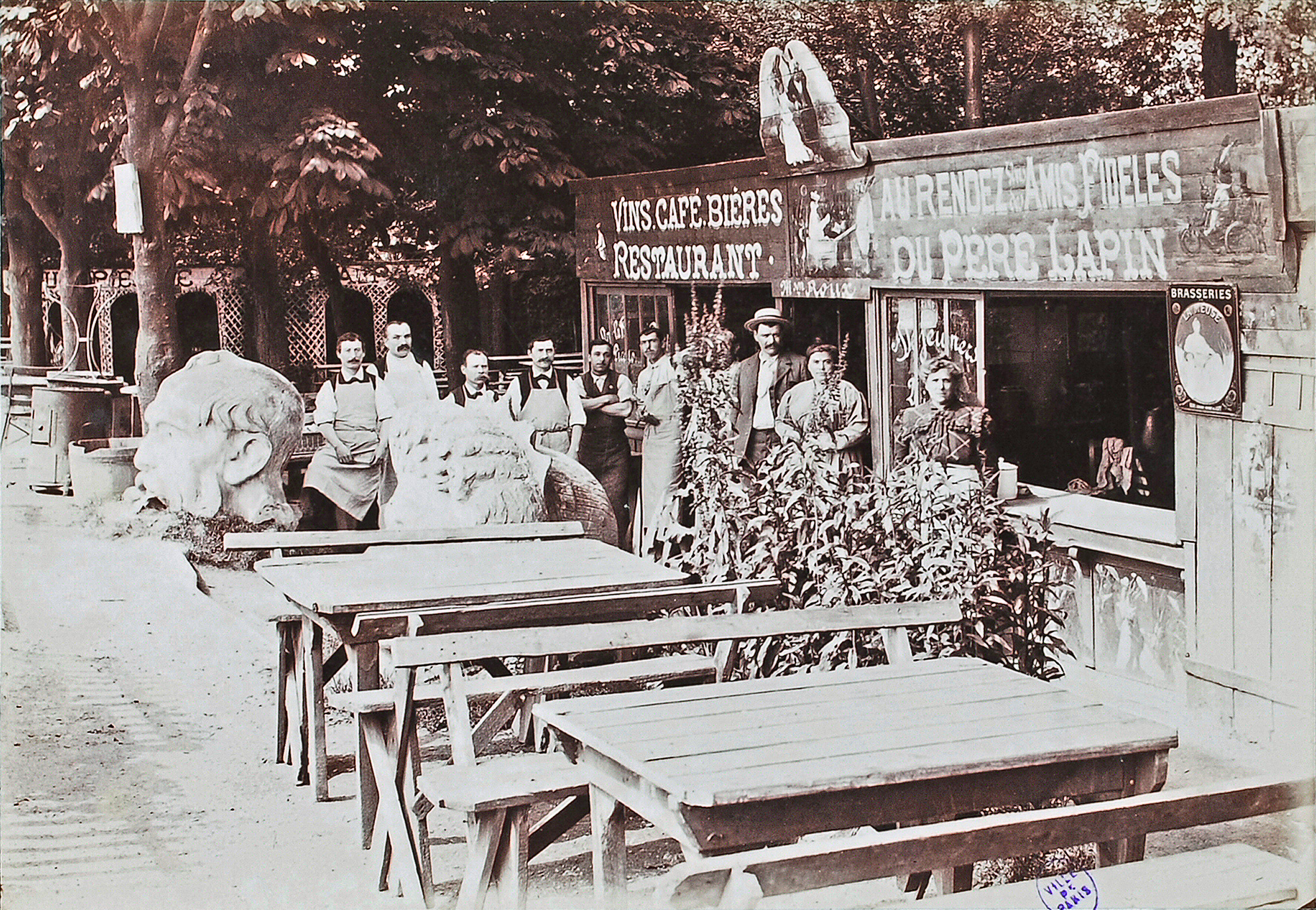 Pottier, Emmanuel Marie-Joseph Léon (n.1864-12-16 - d.1921-03-11), Façade du Cabaret du "Père Lapin" à la porte de Billancourt, 16ème arrondissement, Paris (Titre factice), 1902-08. Tirage sur papier albuminé. Musée Carnavalet, Histoire de Paris.