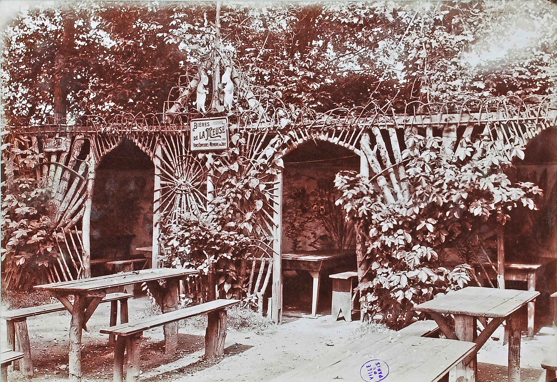 Pottier, Emmanuel Marie-Joseph Léon (n.1864-12-16 - d.1921-03-11), Août 1902, bosquets du cabaret du "Père Lapin" à la porte de Billancourt, Paris (Titre factice), 1902-08. Tirage sur papier albuminé ?. Musée Carnavalet, Histoire de Paris.