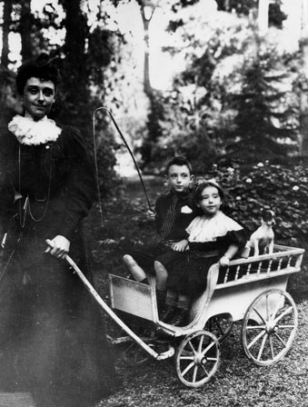 enfance_renault avec sa soeur dans la propriété de Billancourt