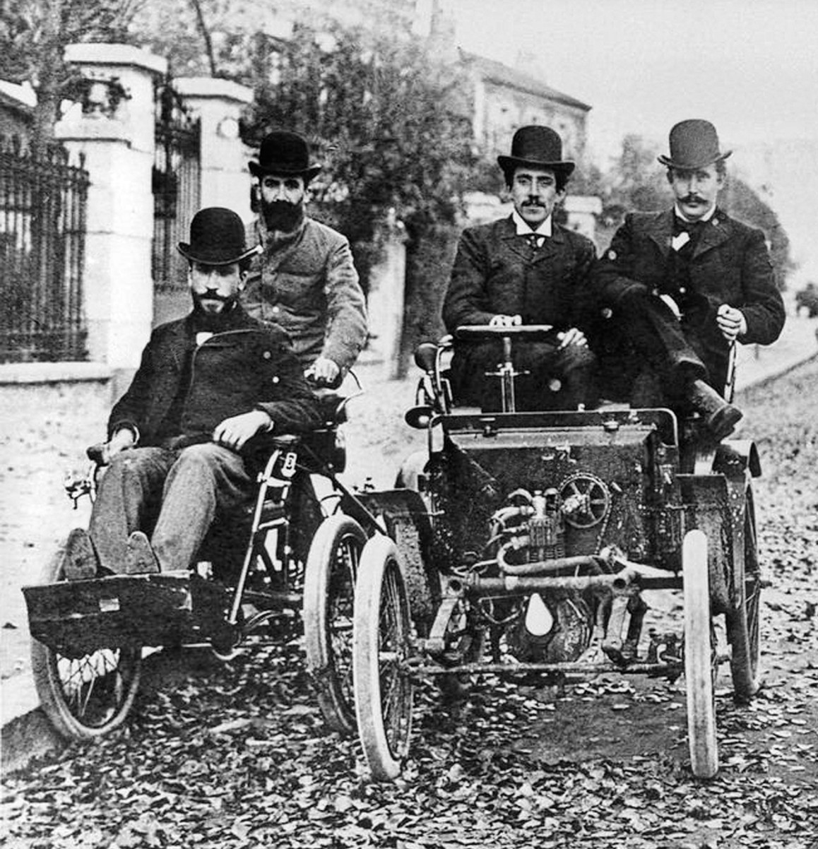 Louis Renault (au volant) sur les quais de Stalingrad 1899 _ BNF