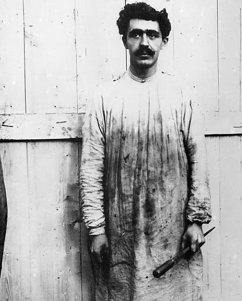 Louis Renault jeune avec outils