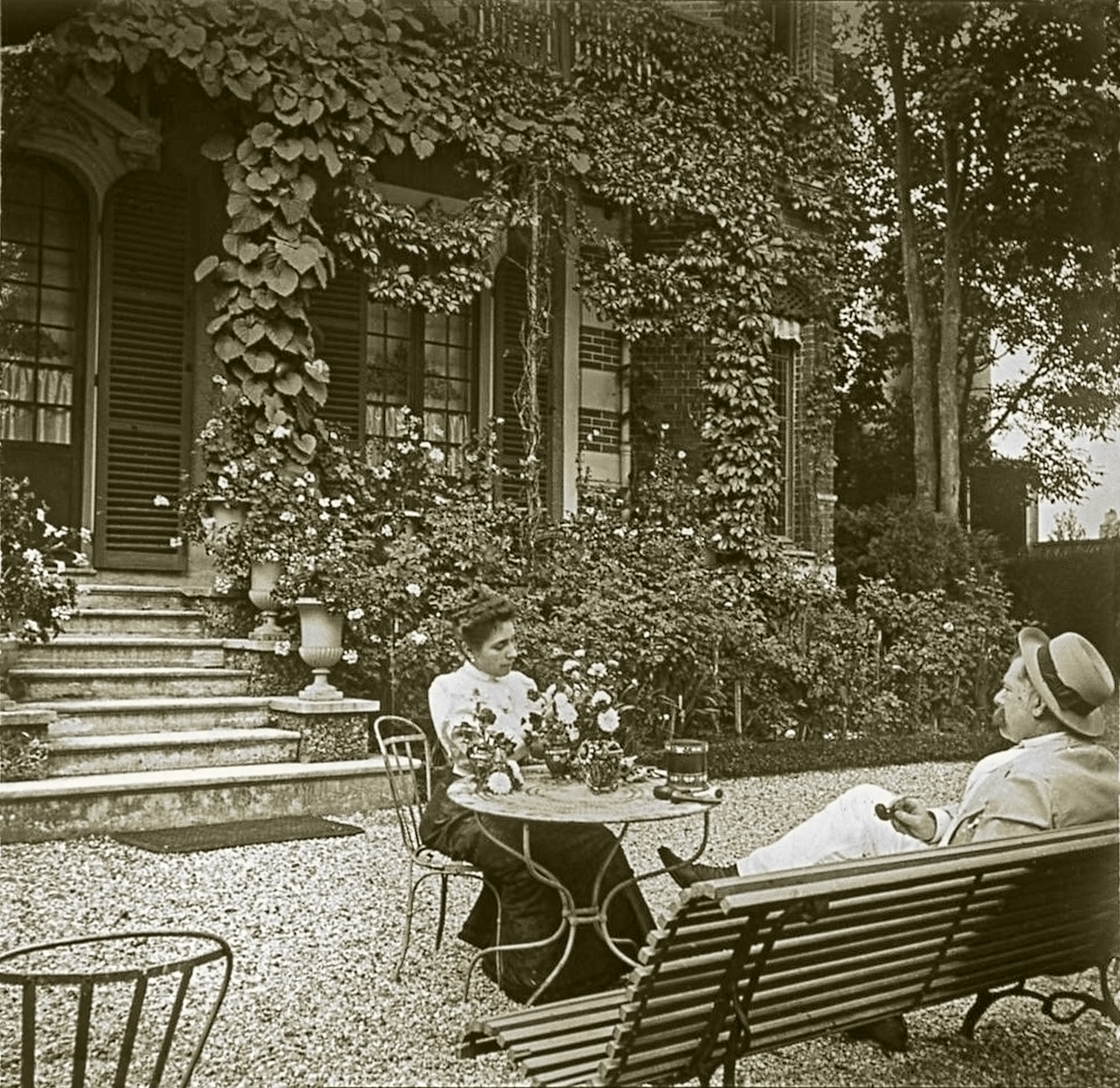 589b 6 aout 1899 Mme Boucher Monsieur Morgan perron sur le jardin-opti