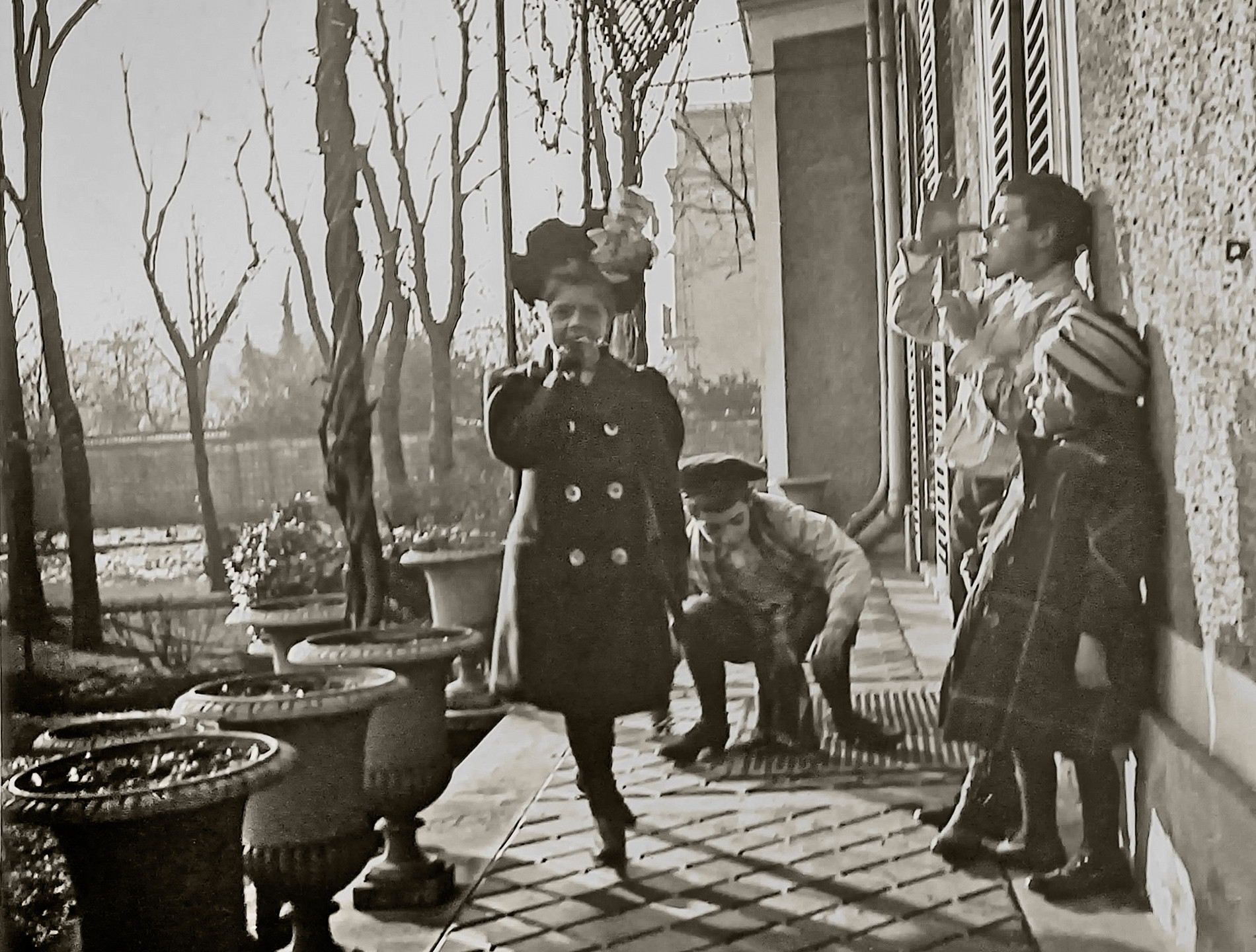 616b Billancourt 10 janvier 1901 Marcel Robert Emilie et Jean perron sur le jardin-opti