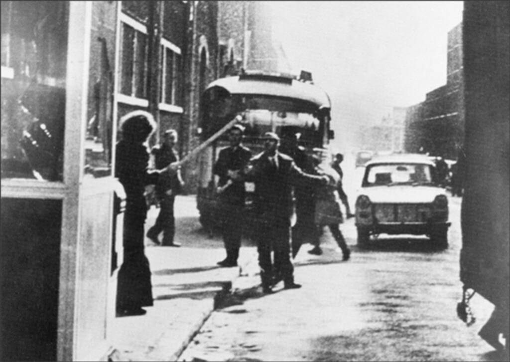 Photo d'archives datant du 25 février 1972 montrant Antoine Tramoni (C), vigile aux usines Renault, s'apprêtant à abattre Pierre Overney (G) lors d'une manifestation à Paris. Antoine Tramoni sera tué à son tour à Limeil-Brevannes par cinq balles tirées à bout portant, le 23 mars 1977.