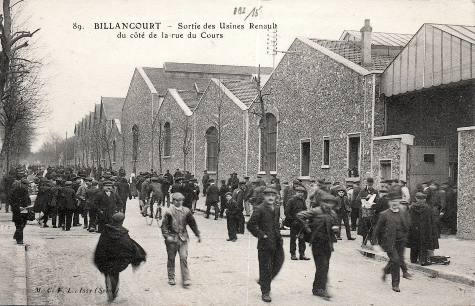 Sortie des usines Renault Rue du Cours