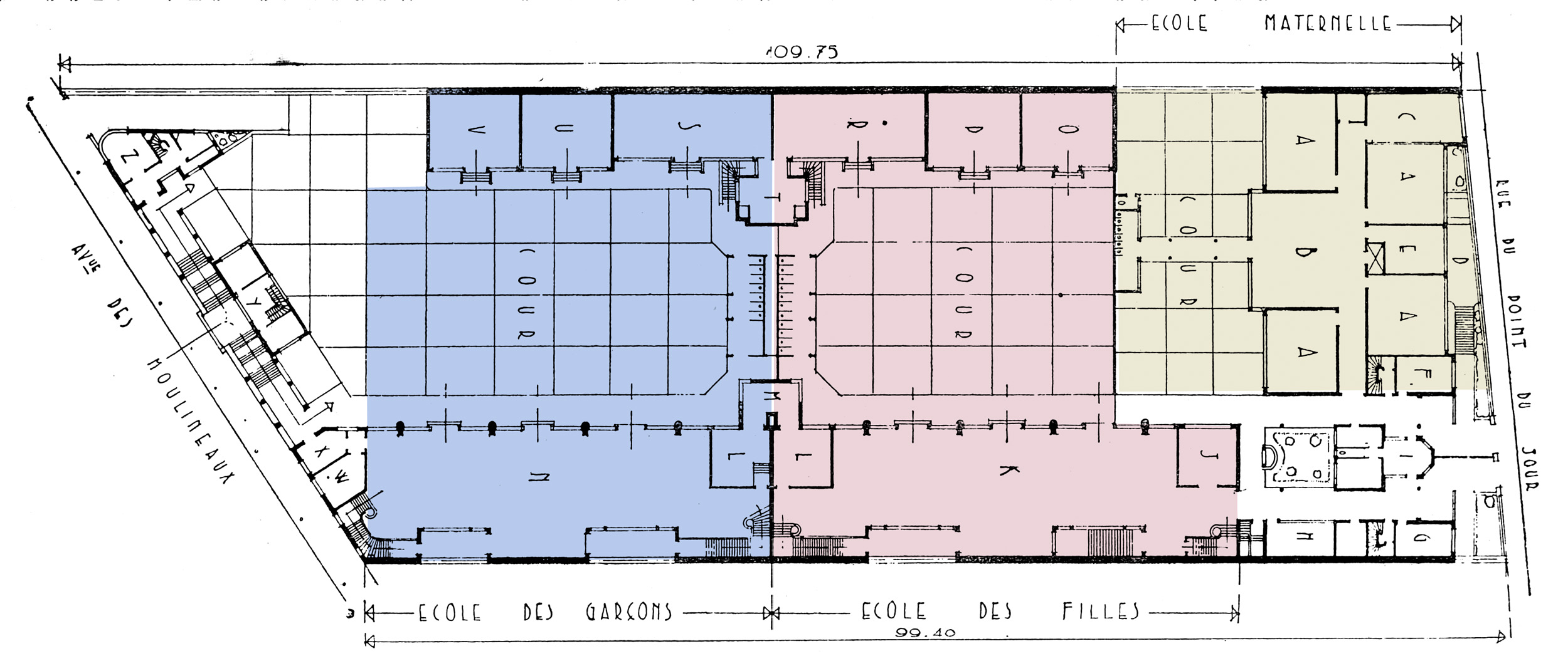 Le terrain étant étroit et le nombre de salles de classe prévues étant de 20, la construction en hauteur du bâtiment principal s'impose.