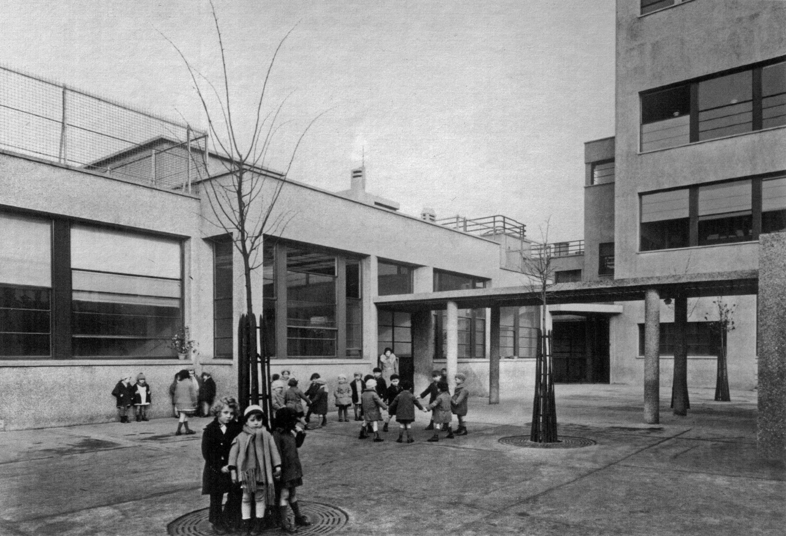 Rondes enfantines... A gauche, les salles de classe, à droite le bâtiment des " grands " _ Archives Municipales de BB