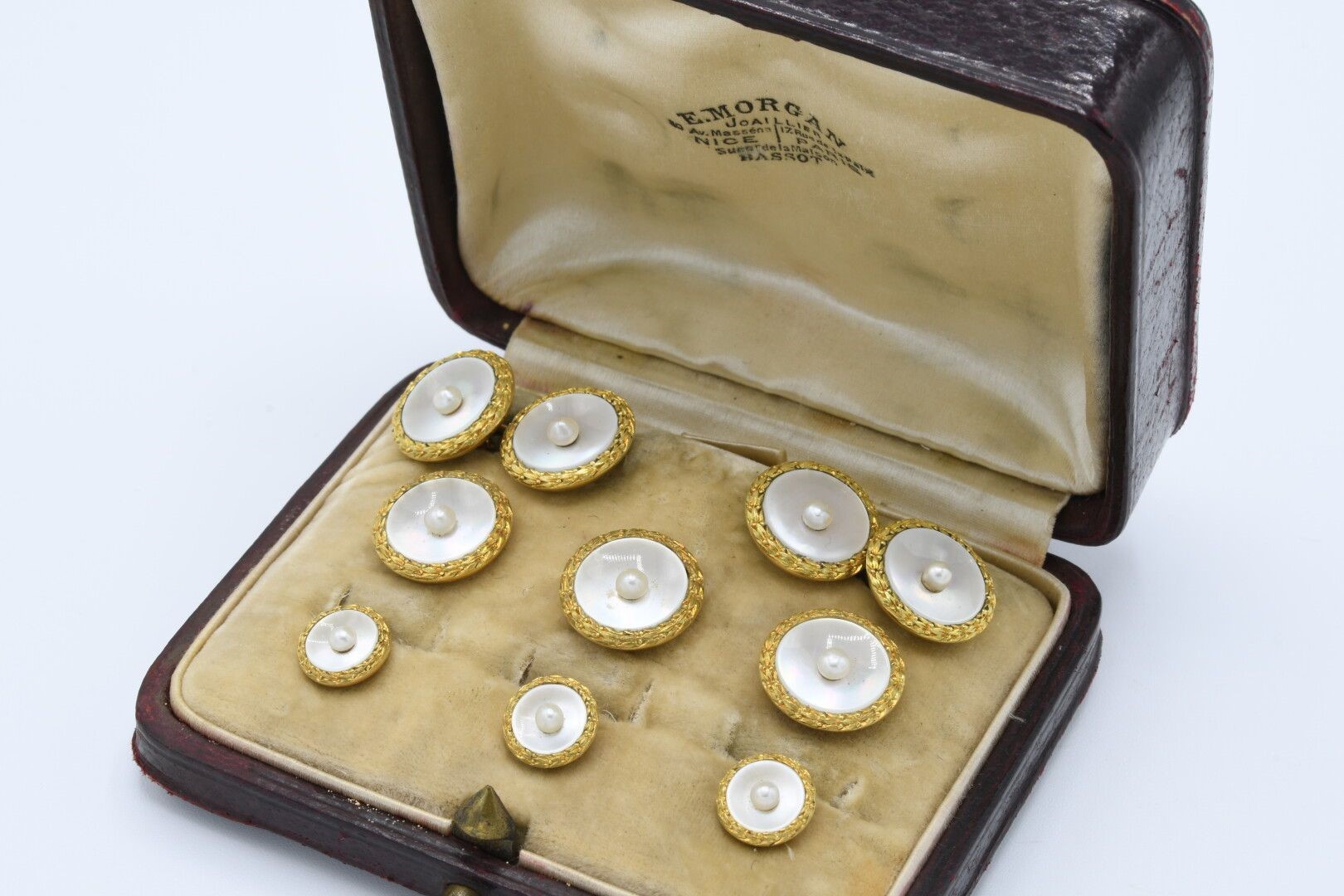 Boutons de plastron par Edgar Morgan