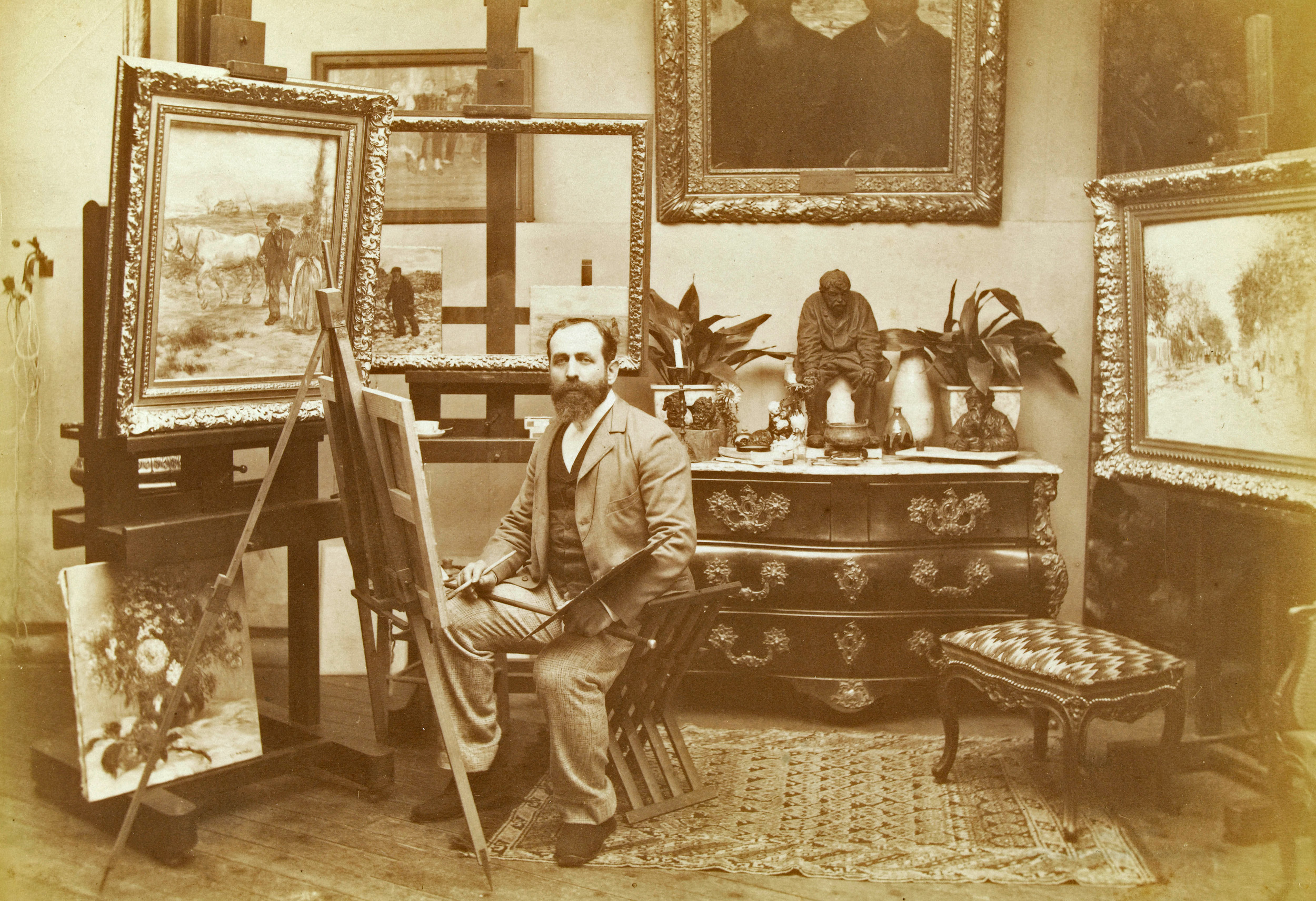 "Atelier de Jean-François Raffaëlli". Raffaëlli Jean-François, peintre - 1850-1924. Photographie anonyme, 1880-1890. Musée des Beaux-Arts de la Ville de Paris, Petit Palais.