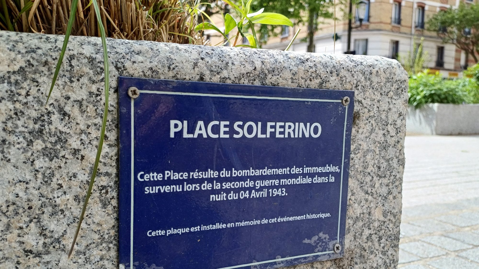 Plaque commémorative place Solférino