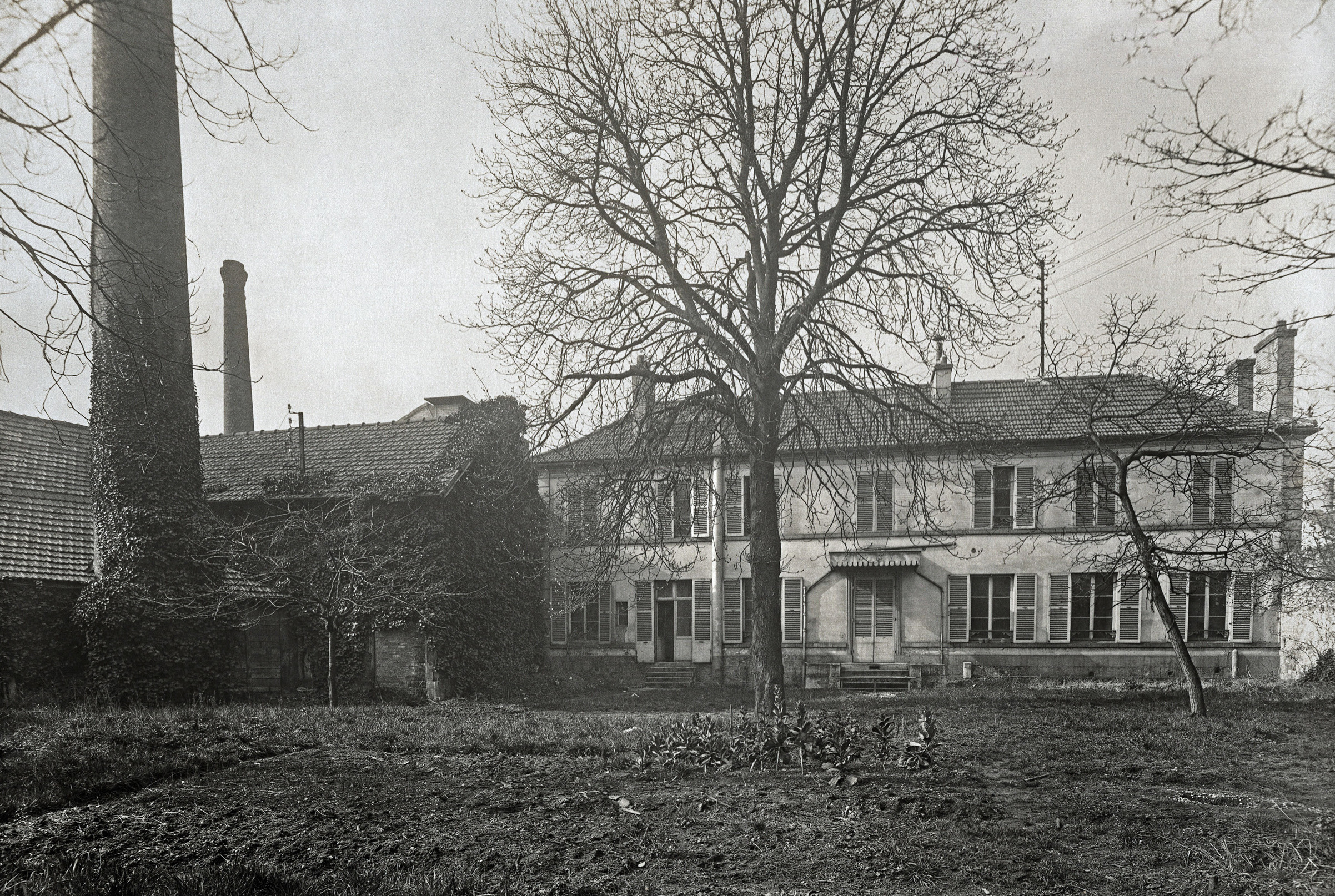 Vue du jardin. Anciennes écuries du Comte d'Artois - Renault Histoire