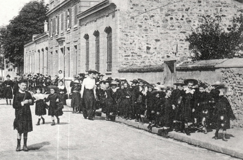 Ecolières rue du Vieux Pont de Sèvres