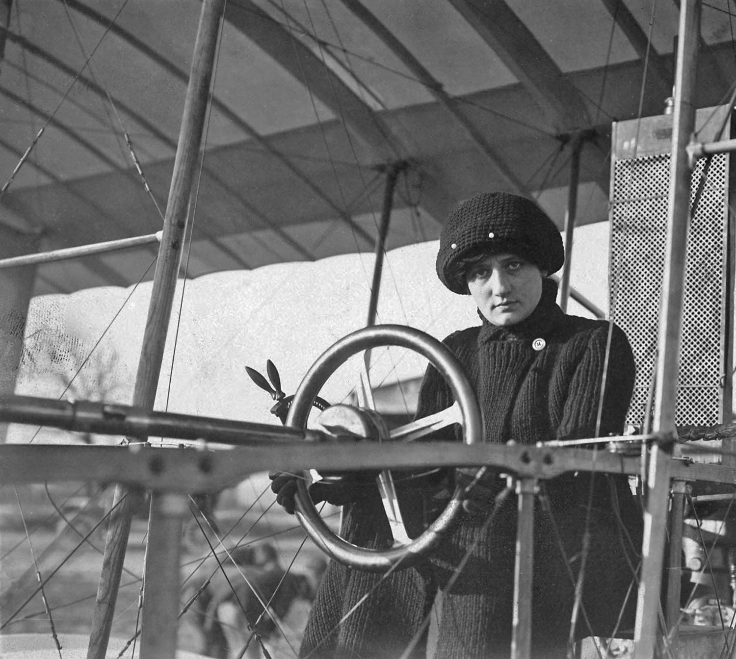 11a-Elise Deroche au volant de son biplan Voisin vers 1909