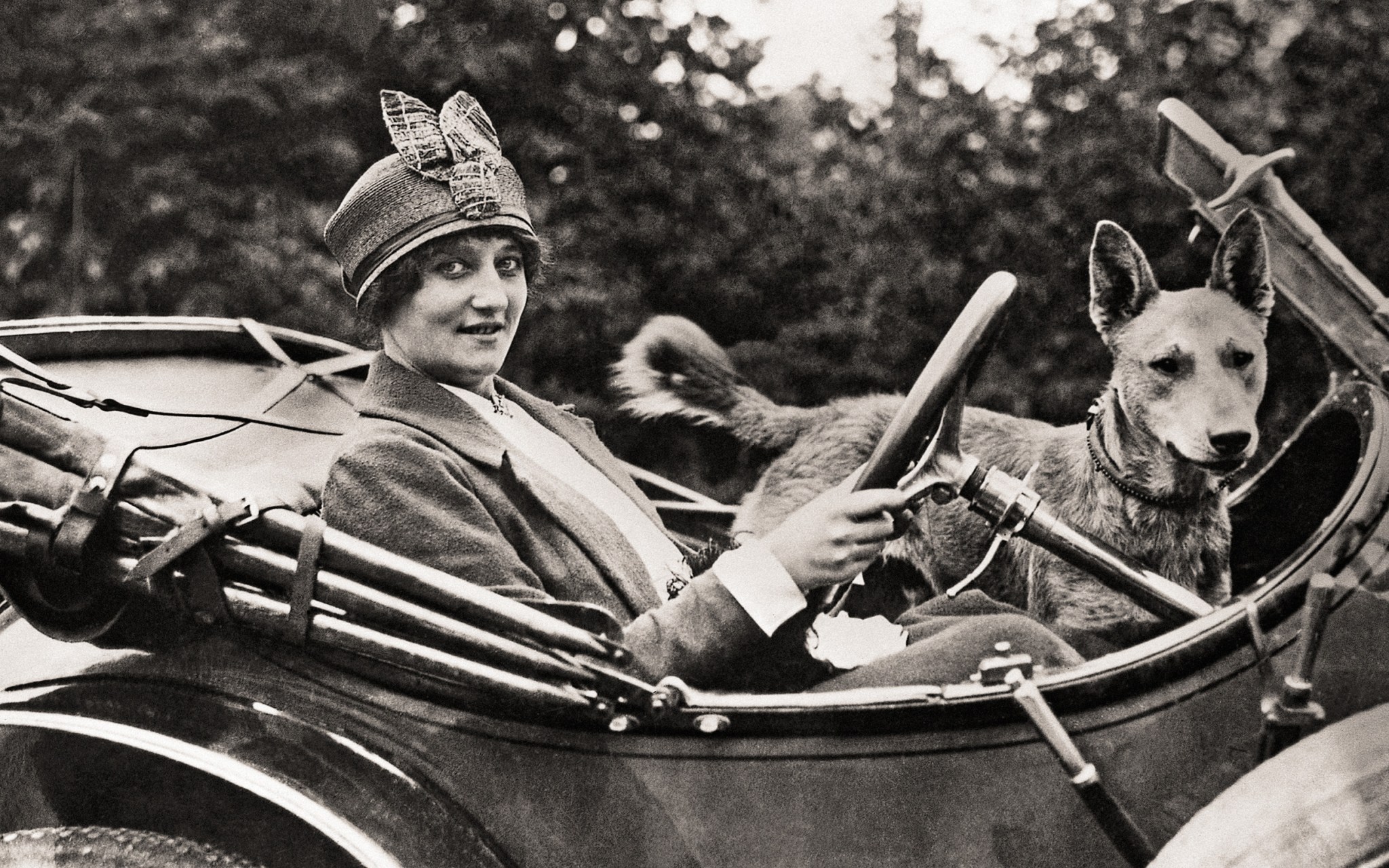 La baronne de Laroche dans son automobile