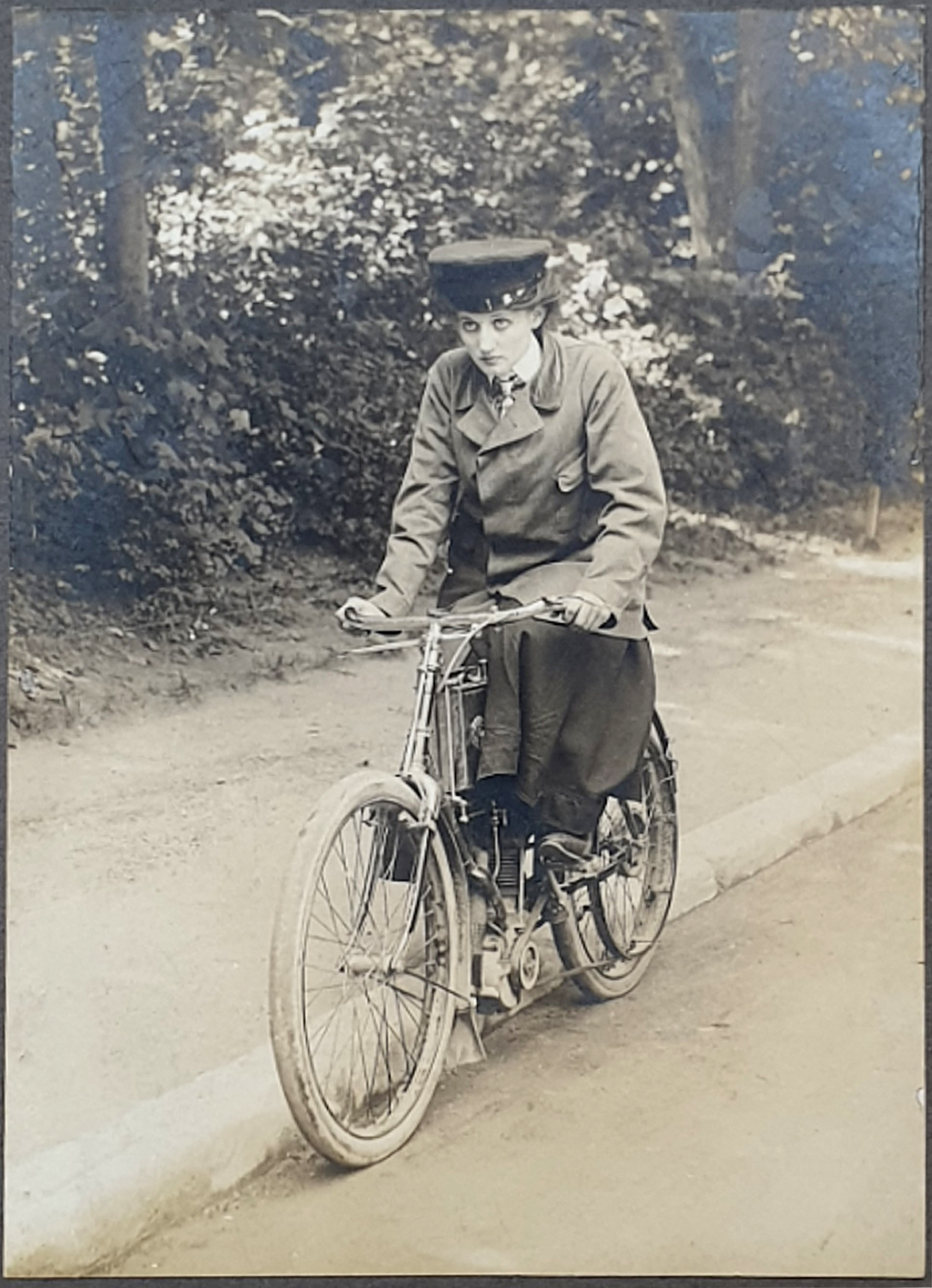 2-Elisa Deroche sur motocycle Werner-Probablement vers 1902_02