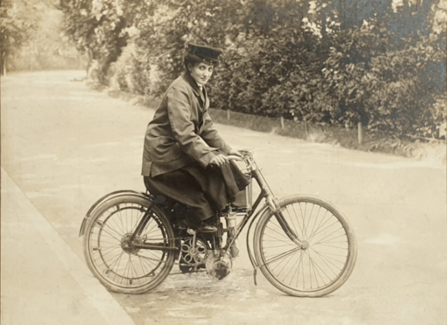2-Elisa Deroche sur motocycle Werner-Probablement vers 1902_02