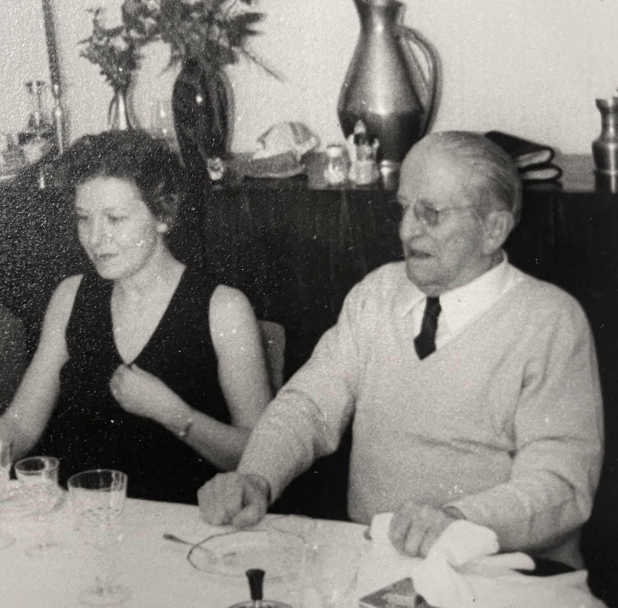 Dans la salle à manger du garage avec Ernest (droite)